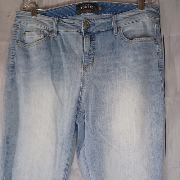 Torrid High Rise Curvy Faded Blue Women's Jeans - Picture 3 of 13